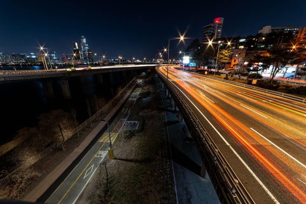 谷歌地球在线 内容整理时使用的城市夜景卫星影像截图，橙黄色灯光沿河道铺开，呈现夜间地形轮廓